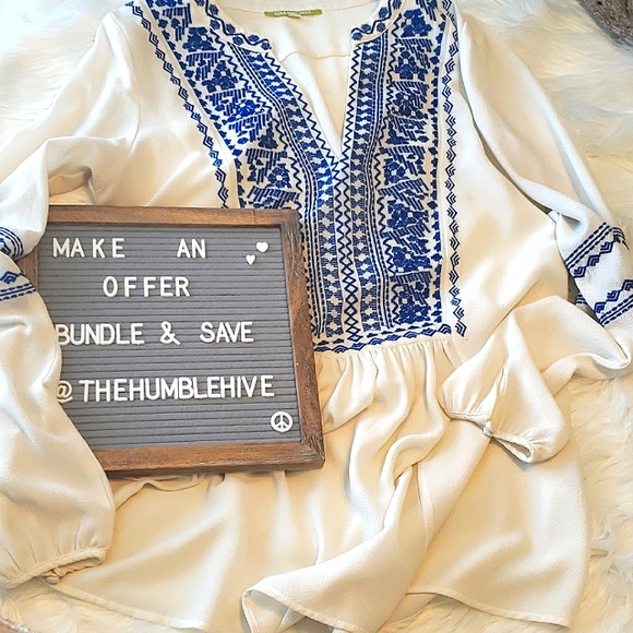 Gianni Bini Tops - Gianni Bini embroidered long sleeve tunic blouse